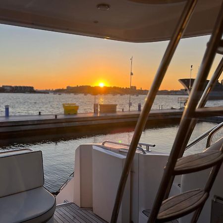 Готель Tranquility Yachts -A 52Ft Motor Yacht With Waterfront Views Over Plymouth. Екстер'єр фото